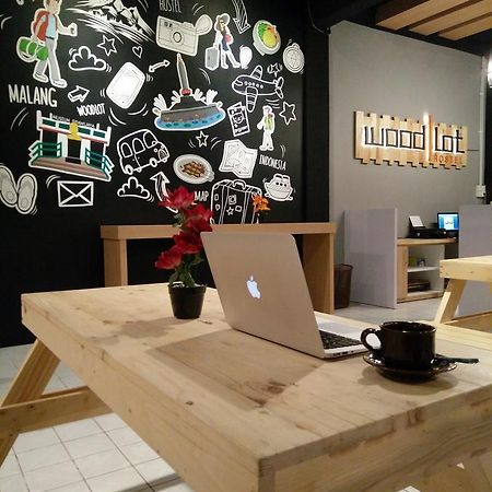 Woodlot Hostel Malang Esterno foto