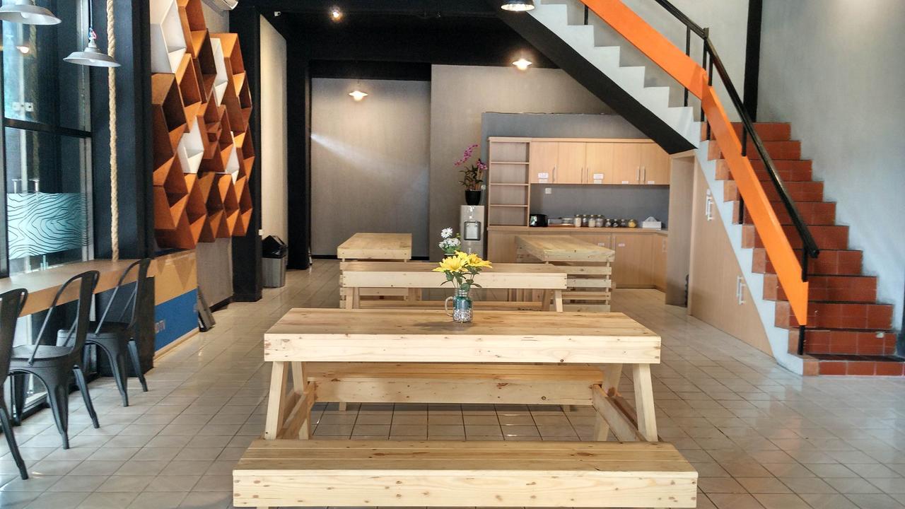 Woodlot Hostel Malang Esterno foto