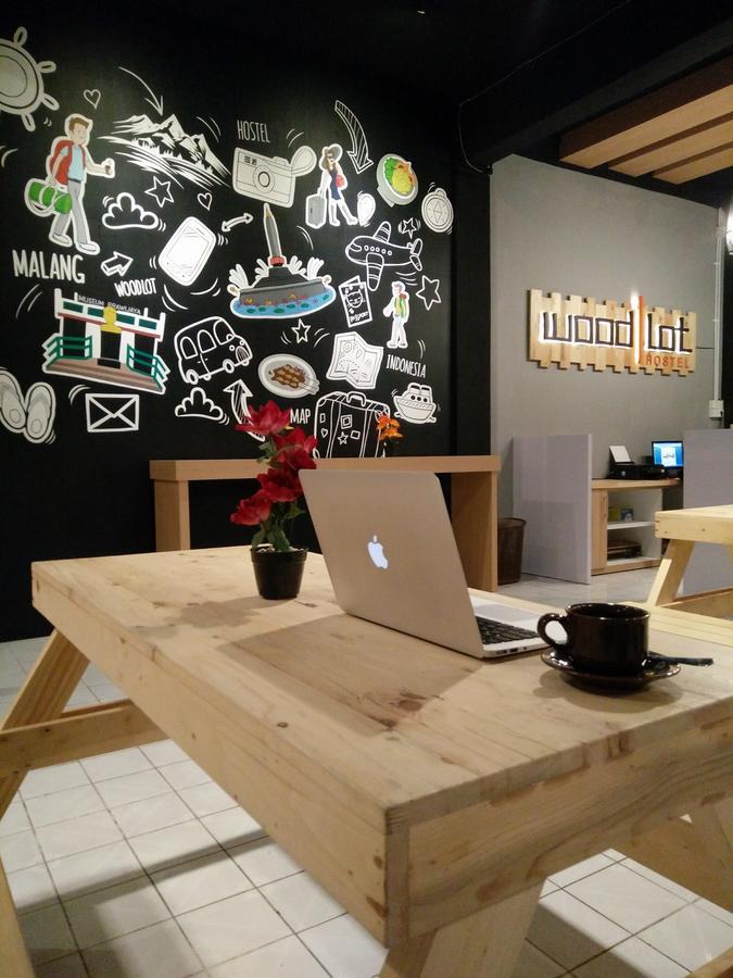 Woodlot Hostel Malang Esterno foto